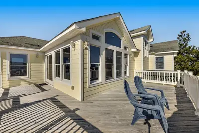 Image de Sunny home w/ private heated pool, hot tub & rec room - close to beach access