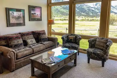 Beautiful family home w/full kitchen and gorgeous views from living room