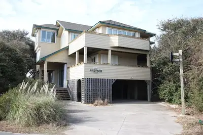 Image de Partial ocean-view home In Corolla with hot tub & rec room