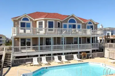 Image de Oceanfront home w/heated pool, hot tub, elevator & rec room w/pool table