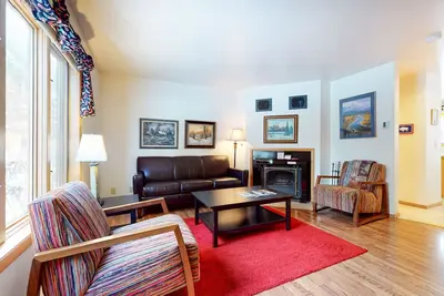 Image de Roomy 2-story home with furnished deck, grill, fireplace, & great location