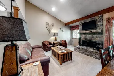 Image de Beautiful condo with full kitchen, mountain views