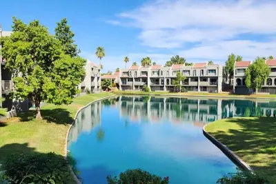 Image de Gated Dobson Ranch townhouse, balcony, golf views