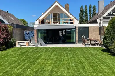 Image de Luxe vrijstaande woning Met een royale tuin op zuiden
