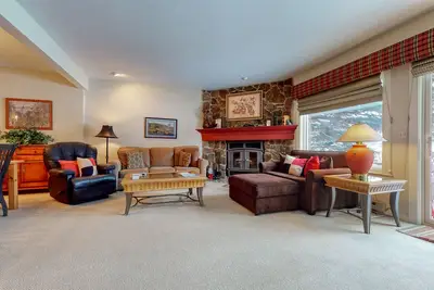 Image de Welcoming, well-equipped condo with furnished deck, jetted tub & fireplace