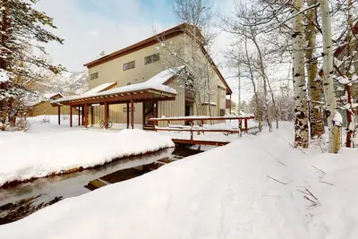 Image de Lovely home with well-equipped kitchen & back deck - walk to shopping & dining