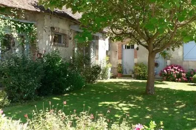 Image de Gîte de charme en Berry avec jardin privatif, idéal pour randonnées et observation des oiseaux