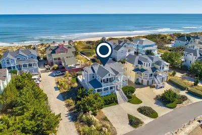 Image de Oceanfront home walkable to the beach with private pool & hot tub - dog-friendly