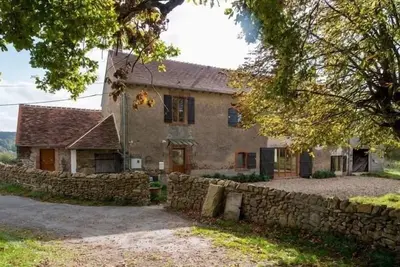 Image de Grande Maison avec terrasse et proche rivière en Berry