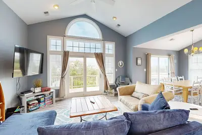 Image de Dog-friendly home w/ decks, WiFi, private pool, & hot tub - close to the beach