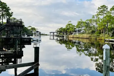 Image de Can't decide on the beach or the bay??? The Seahorse Shanty is for you!