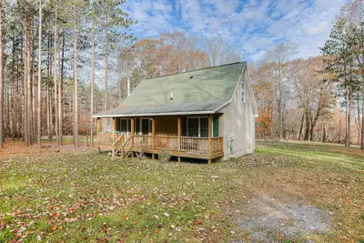 Image de Quaint dog-friendly retreat near the lake w/ wood stove, gas grill, & large yard
