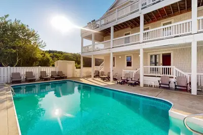 Image de Dog-friendly Corolla home w/ private pool & hot tub - walk to the beach