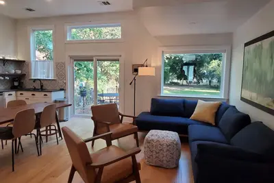 Fresh, New, Light & Airy. 1. 2  miles to Magnolia Silos, 1 mile to the Stadium