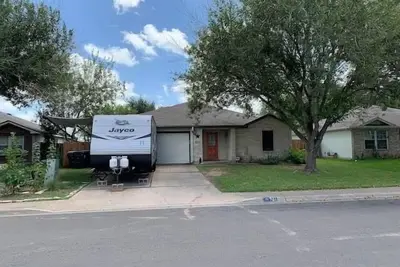 Image de Spacious, Relaxing, Kyle Home with a Pool Table!