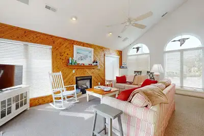 Image de Coastal Escape in Corolla with Hot Tub & Access to Indoor Pool