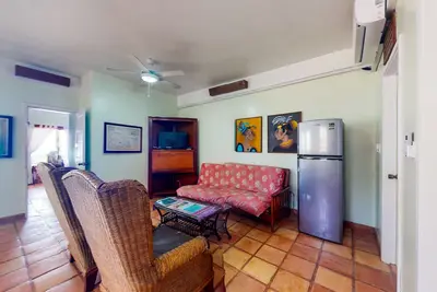 Image de Charming beachfront condo with a kitchenette, shared pool, WiFi, & beach access
