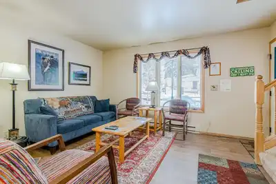 Image de Spacious townhouse with ski & mountain views, deck, grill, & fireplace