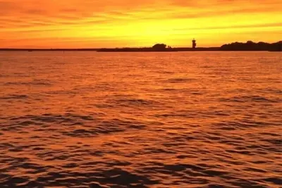 Image de Your Place right on the lake with third floor balcony to watch the sunset 2x2+1