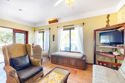 Image de Charming, beachfront condo with shared outdoor pool, central A/C, & free WiFi
