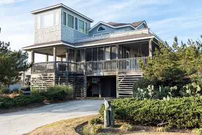 Image de Semi-oceanfront home with direct beach access, private hot tub, & pool