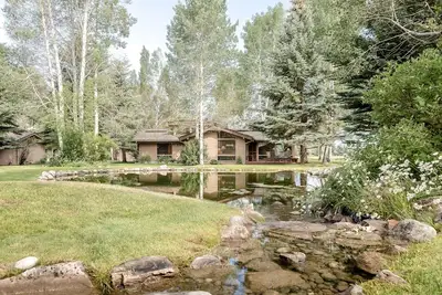 Image de Roomy townhome next to golf course with lovely deck & Teton views from living room