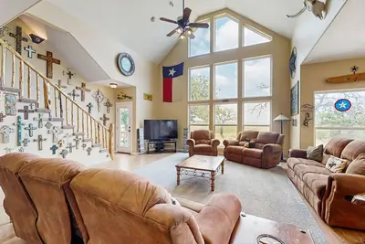 Image de Waterfront home with kayak, view, fire pit & WiFi - dog-friendly