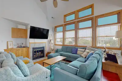 Image de Relaxing semi-oceanfront Corolla home with private pool & hot tub, rec room