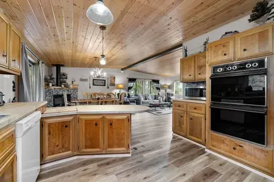 Gorgeous mountain-view house with hot tub & amazing view of Lake Wenatchee