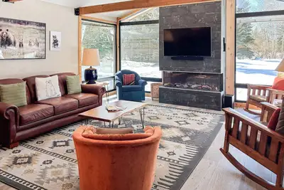 Image de Spacious home with deck, washer/dryer, mountain views & high-speed WiFi