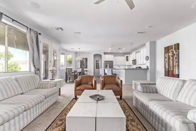 Image de Glad 2 B in Glendale: 4 bedroom, heated pool and fenced yard in Rovey Farms