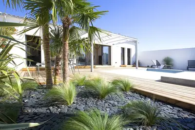 Image de Villa d'architecte design avec piscine chauffée