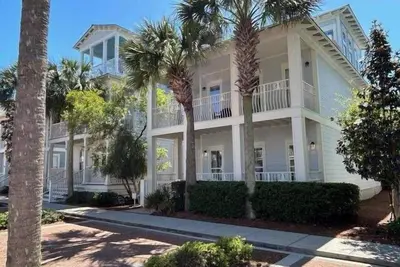 Image de Seacrest \"Sea Swell Place\" |4br | Sleeps 14 |Steps to Beach | 2 Bikes!