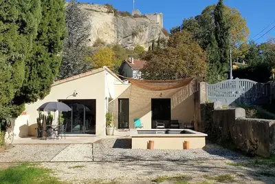 Image de Villa avec piscine au pied de la cité médiévale