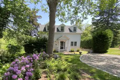 Image de Renovated historic Carriage House with waterview in the heart of Brewster's Main Street!