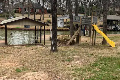 Image de Awesome lakehouse with 231 Ft of shoreline
