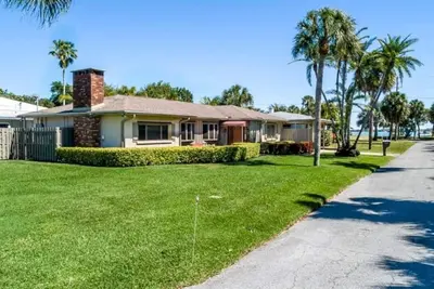 Image de Casa Carlouel on north Clearwater Beach - steps from the beach! .