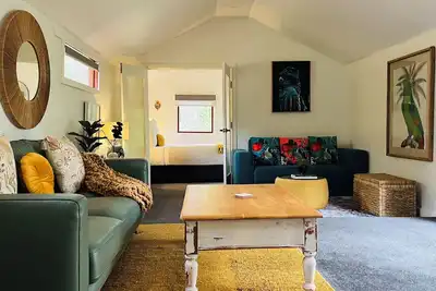 Image de The Yellow Feather Cottage - Enchanting & Private Romantic Stay!