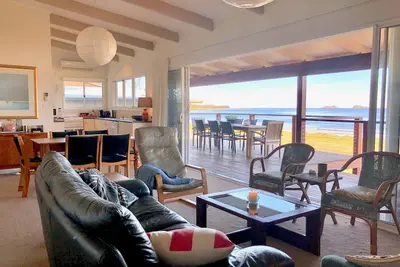 Image de House at the beach, the sounds of waves on the breeze