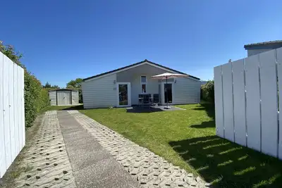 Image de Detached bungalow near the beach with own parking spaces, enclosed garden.