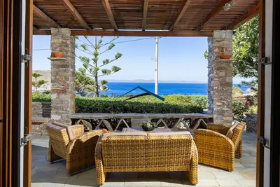 Image de Villa Mirsini only a 3 minute walk from 2 beaches and the town of Korissia.