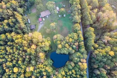 Image de Serene Log Home w pond, fenced-in yard & pastures