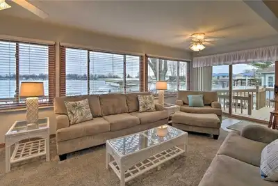 Image de Popular Lakefront Home With Beautiful Views.