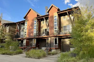 Image de 3bd/2. 5bth Townhome w/attached garage + Arcade game - Walk to free bus stop