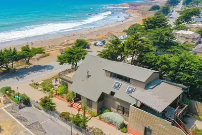 Image de Ocean Front Beach Home on Moonstone, Multiple decks, game room and views!