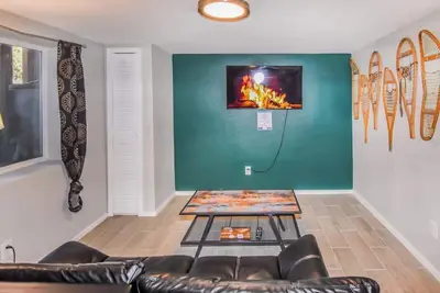 Image de Cozy basement space with 2 bedrooms and kitchenette