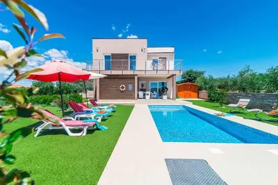Image de Villa avec piscine et climatisation