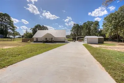 Image de White House Retreat on White Rock Creek home on large acreage on the water