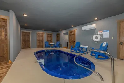 4br, Indoor pool, game room, hot tub. Free attraction tickets!