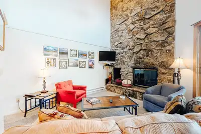 Image de Lakefront oasis near marina with gas fireplace, loft & hot tub